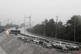 Chập điện, cầu Hạc Trì dừng thu phí 12 tiếng