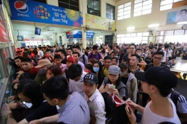 Người dân ùn ùn rời khỏi Thủ đô