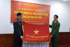  Bàn giao 5 hiện vật cho Công an tỉnh Kon Tum