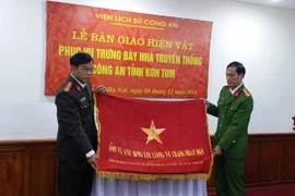  Bàn giao 5 hiện vật cho Công an tỉnh Kon Tum