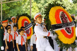 Đại biểu thanh thiếu nhi cả nước viếng Chủ tịch nước Trần Đại Quang