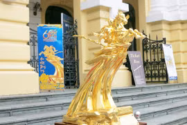 Rước tượng vàng Thánh Gióng từ đền Sóc về Hà Nội