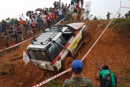 Ngắm loạt xe offroad "cực chất" lăn xả trên đường đua