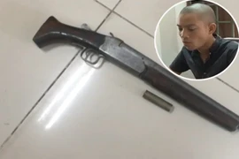 Côn đồ đất Mỏ mang súng vào quán hát đánh người