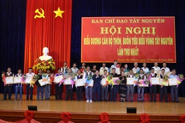 Tuyên dương cán bộ thôn, buôn tiêu biểu vùng Tây Nguyên