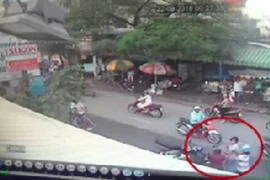 Nữ công nhân "hạ gục" tên cướp giật dây chuyền trên phố