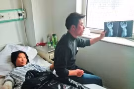 Bị máy “ngoạm”, dùng dao tự chặt tay