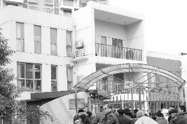 Giáo viên mầm non bắt trẻ ăn giấy vệ sinh đã chùi?