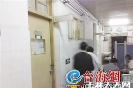 Thiếu niên cắt phăng "cậu nhỏ" vì tội "cương liên tục"