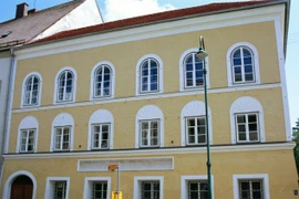 Nghị sỹ Nga mua nhà cũ của Hitler để... phá