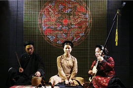 An Như (ở giữa) sinh hoạt trong Giáo phường Ca trù Thăng Long 