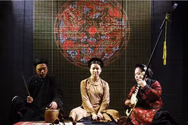 An Như (ở giữa) sinh hoạt trong Giáo phường Ca trù Thăng Long 