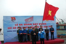 Xây dựng cột cờ Tổ quốc tại đảo Mắt