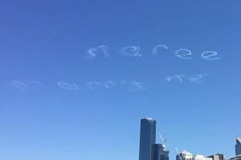 Bỏ 4000 USD, viết chữ lên bầu trời tỏ tình...nhưng thất bại