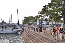 Đình chỉ 2 tàu du lịch vì để khách ngồi lên lan can