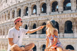 Bỏ nghề giặt thảm, chàng trai người Anh kiếm bộn tiền nhờ đi du lịch cùng bạn gái 