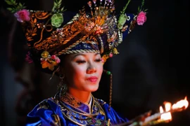 Cận cảnh cô đồng dưới ống kính nhiếp ảnh gia người Mỹ