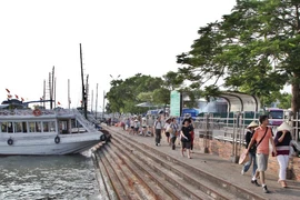 Đình chỉ 2 tàu du lịch vì để khách ngồi lên lan can