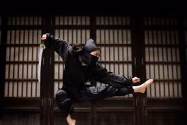 Ninja bước ra từ phim Nhật Bản lần đầu tiên xuất hiện tại Hà Nội