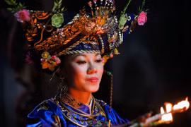 Cận cảnh cô đồng dưới ống kính nhiếp ảnh gia người Mỹ