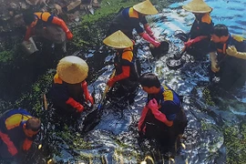 Ảnh công nhân làm sạch dòng sông giữa nắng hè đoạt giải đặc biệt