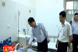 Thăm, động viên CBCS bị thương trong khi làm nhiệm vụ