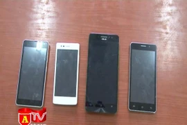 Trong lúc chơi game, mò sang nhà hàng xóm trộm cắp điện thoại di động