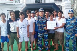 Tàu cá 100 tấn bốc cháy, 15 ngư dân thoát chết