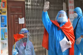 Niềm vui của người dân ở ngõ 328 Nguyễn Trãi trong ngày được trở về sau gần một tháng đi giãn cách ở huyện Thạch Thất (Hà Nội)