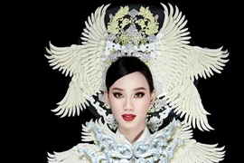 Người đẹp Việt Nam trong trang phục dân tộc nặng 30kg thi “Hoa hậu Liên lục địa 2021” 