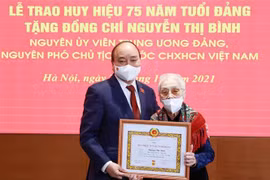 Chủ tịch nước trao Huy hiệu 75 năm tuổi Đảng tặng nguyên Phó Chủ tịch nước Nguyễn Thị Bình 