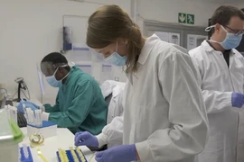 Thế giới gấp rút tìm cách đối phó với biến thể đáng sợ Omicron 