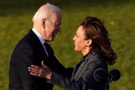 Nước Mỹ có quyền nữ Tổng thống đầu tiên trong 85 phút 