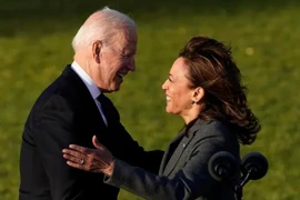 Nước Mỹ có quyền nữ Tổng thống đầu tiên trong 85 phút 