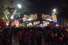 Dịp nghỉ lễ đầu năm: Chen chúc với giá dịch vụ tăng chóng mặt