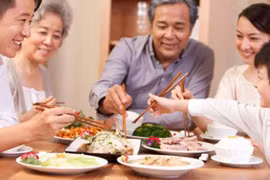 Bữa cơm gia đình thời “hiện đại”: Ăn sẵn nhiều dễ…mất ngon