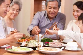 Bữa cơm gia đình thời “hiện đại”: Ăn sẵn nhiều dễ…mất ngon