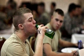 Quân đội Mỹ: Ý thức kỷ luật tốt mới được uống rượu bia