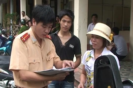 CATX Sơn Tây hỗ trợ người dân sang tên đổi chủ phương tiện