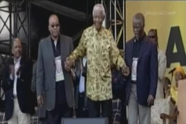 Cựu tổng thống Nam Phi Nelson Mandela vẫn nguy kịch