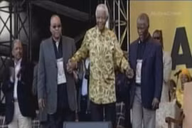 Cựu tổng thống Nam Phi Nelson Mandela vẫn nguy kịch