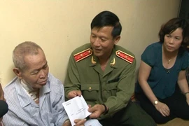 Trao Giấy chứng nhận hưu trí cho Thiếu tướng Trần Long Xuyên