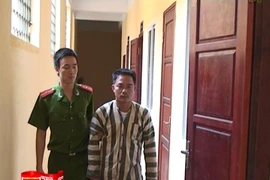 Bắt khẩn cấp "tú ông" nuôi gái trong hầm, bán dâm tại chỗ