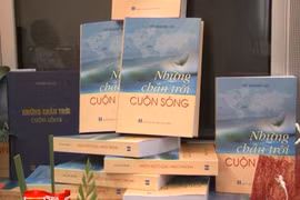 Nhà báo Hồ Quang Lợi ra mắt cuốn sách “Những chân trời cuộn sóng”