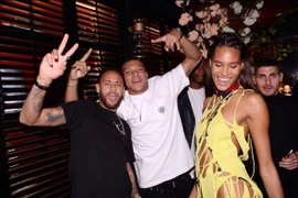 Hamilton, Neymar và Mbappe góp mặt trong sinh nhật siêu mẫu Cindy Bruna