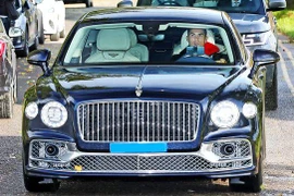 Ronaldo 'cưỡi' siêu xe đến sân tập M.U