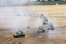 Gần 100 xe tăng quân đội Thổ Nhĩ Kỳ rầm rập tiến vào Syria
