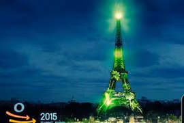 Tháp Eiffel bất ngờ chuyển màu xanh