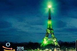 Tháp Eiffel bất ngờ chuyển màu xanh