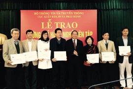 804 biên tập viên NXB được trao chứng chỉ hành nghề